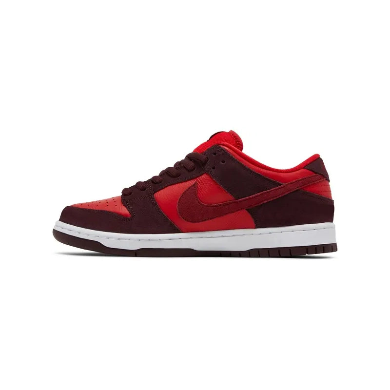 SB DUNK LOW CHERRY