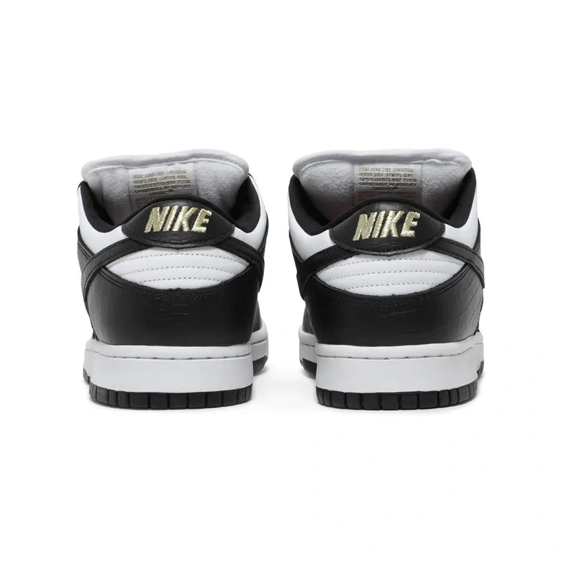 SB DUNK LOW SUPREME BLACK