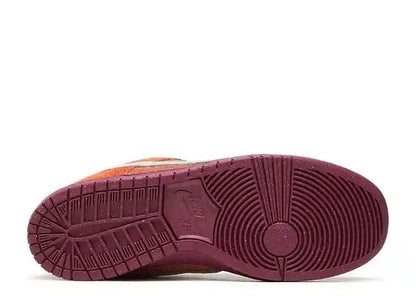 SB DUNK LOW MYSTIC RED